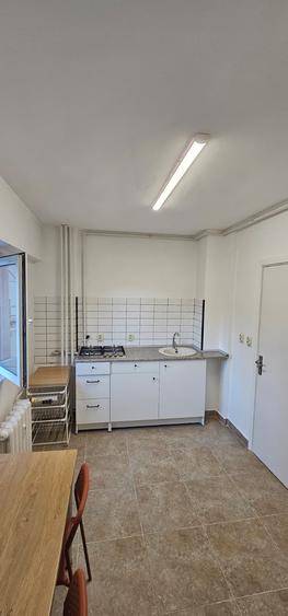 Apartament cu 3 camere semidecomandat în Moșilor