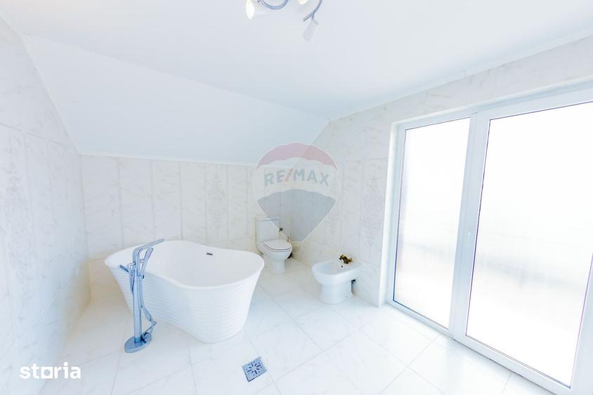Casă cu 4 camere cu Teren 547 Mp în Central