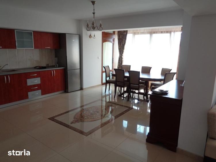 Apartament cu 3 camere decomandat în Calea București