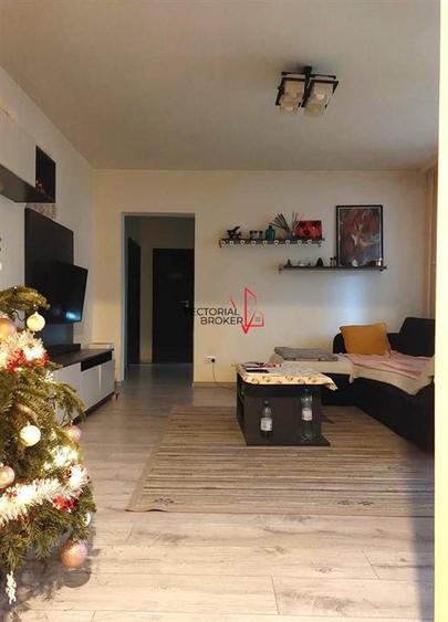 Apartament cu 3 camere semidecomandat în Colentina