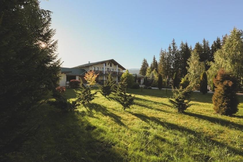 Casă individuală cu 9 camere cu Canalizare în Neagra Șarului