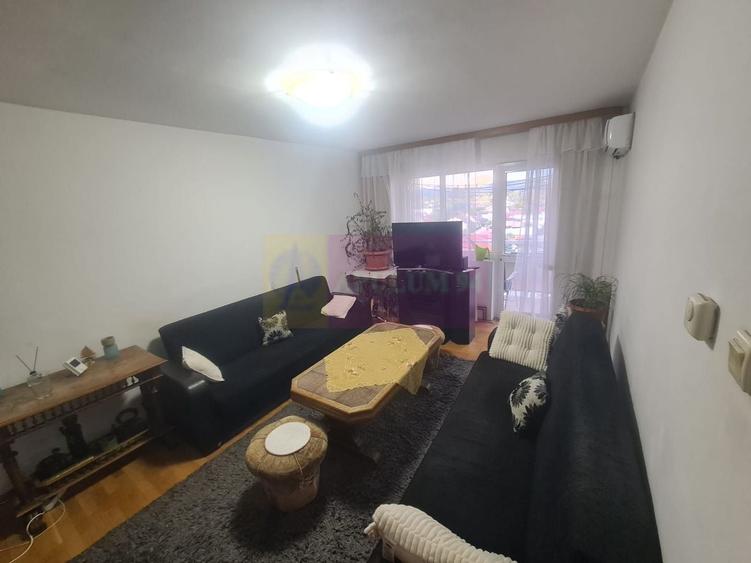 Apartament cu 3 camere decomandat în Cuza