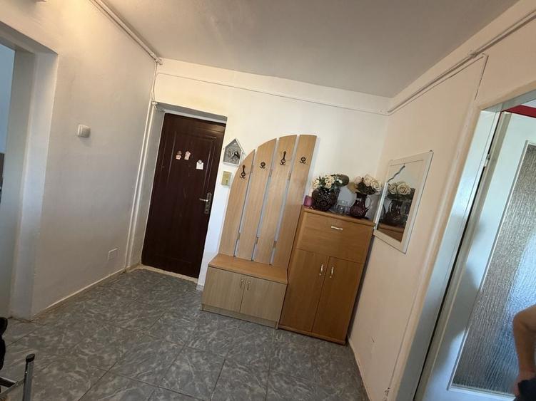 Apartament cu 3 camere semidecomandat în Zamfirescu