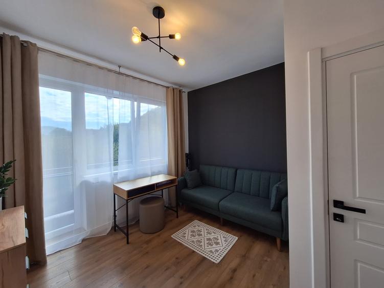 Apartament cu 3 camere semidecomandat, mobilat în Florești