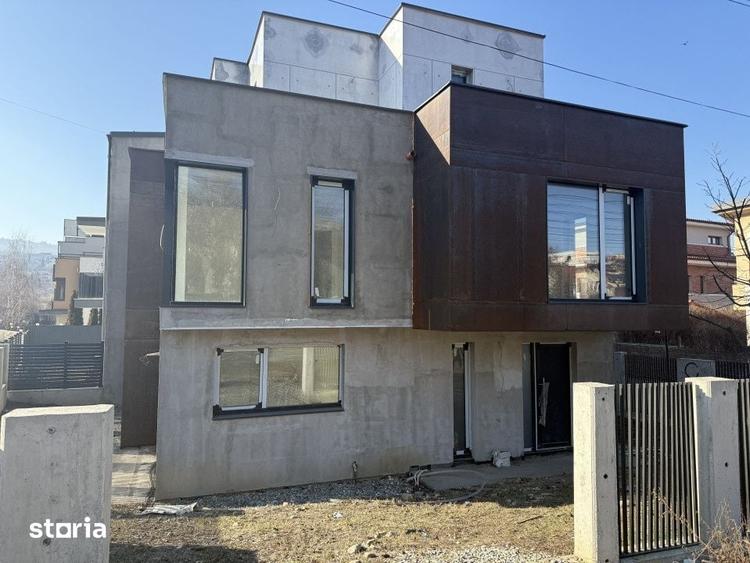 Casă cu 4 camere cu Teren 200 Mp în Borhanci