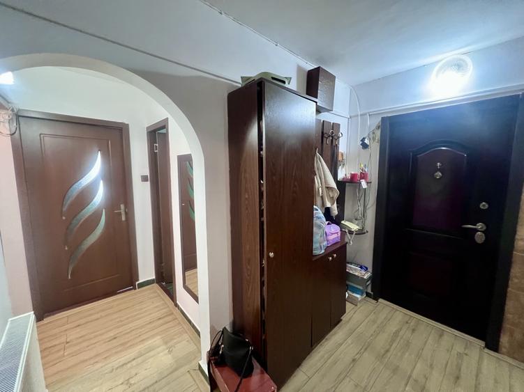 Apartament cu 3 camere decomandat, mobilat în Soarelui