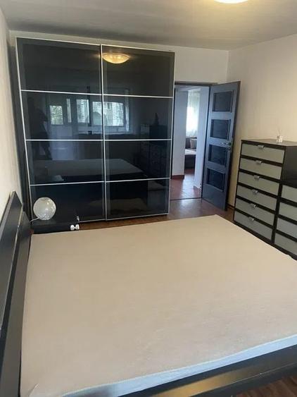 Apartament cu 3 camere semidecomandat, mobilat în Titulescu