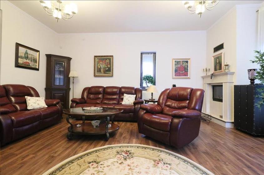 Casă individuală cu 7 camere cu Garaj în Copou