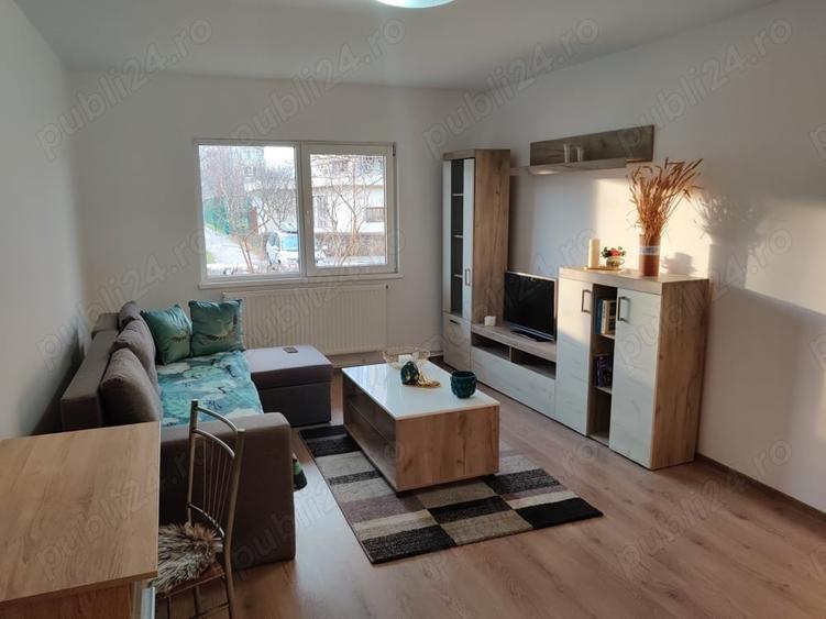Apartament cu 3 camere decomandat în Tractorul