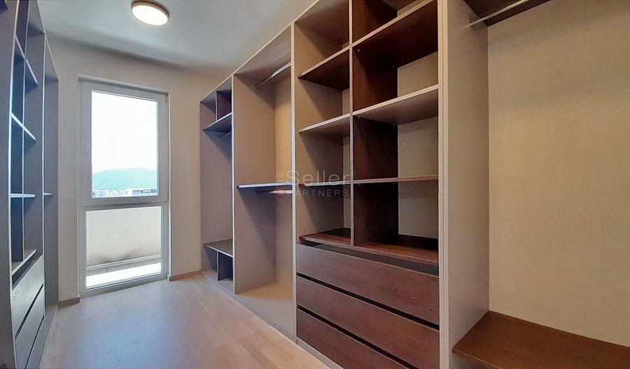 Apartament cu 4 camere decomandat, mobilat în Tractorul
