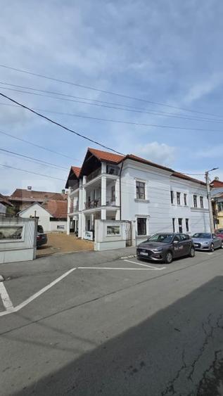 Apartament cu 3 camere decomandat, mobilat în Est