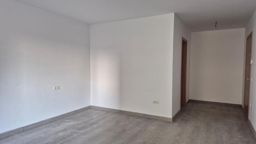 Apartament cu 3 camere decomandat în Tractorul