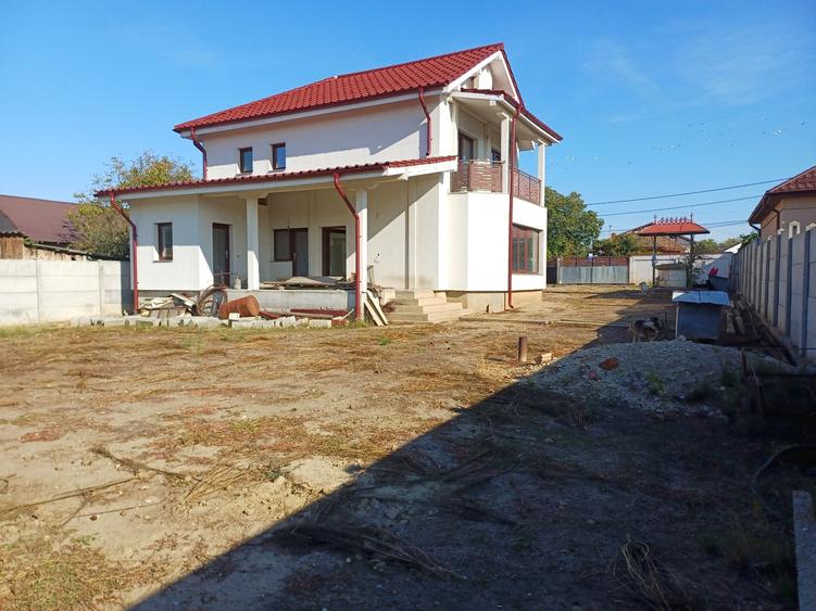 Casă cu 4 camere în Cernele