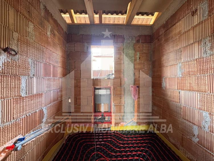 Casă individuală cu 4 camere cu Canalizare în Cetate