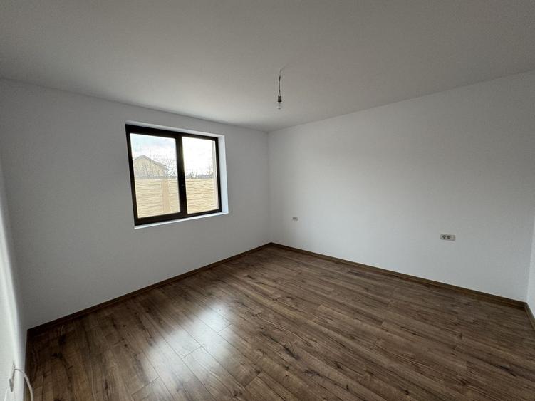 Casă individuală cu 3 camere cu Canalizare în Sânmihaiu Român