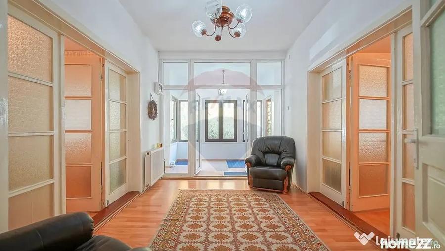 Casă cu 8 camere cu Teren 485 Mp în Central