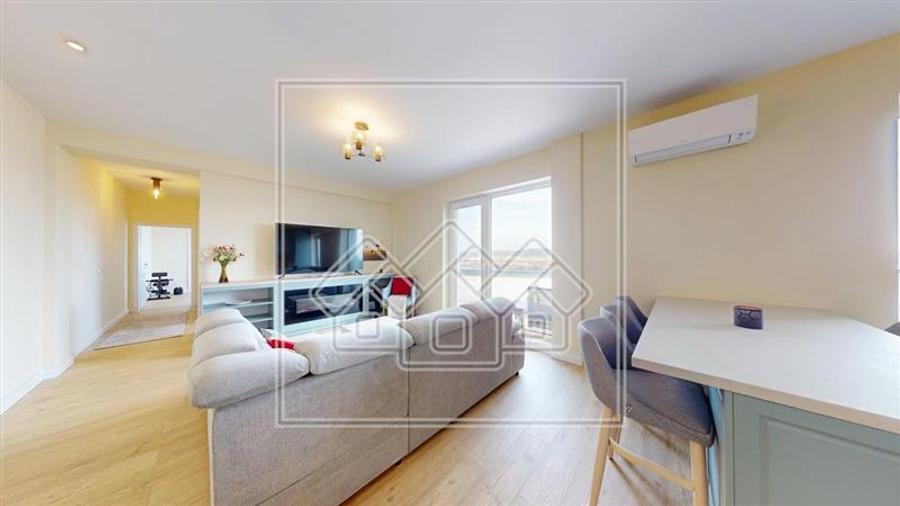 Penthouse cu 3 camere nedecomandat în Exterior Sud
