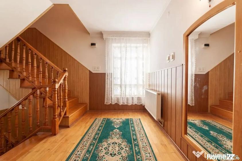 Casă cu 7 camere cu Teren 350 Mp în Central