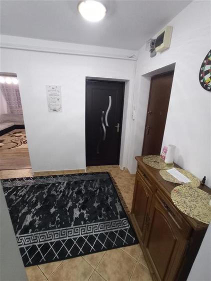 Apartament cu 4 camere semidecomandat, mobilat în Podu Roș