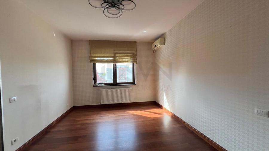 Apartament cu 6 camere decomandat în Sisești