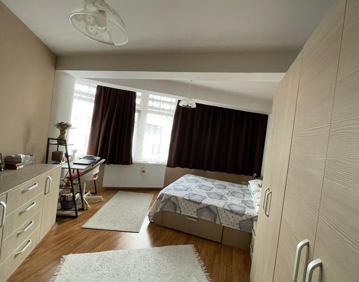 Apartament cu 3 camere semidecomandat în Ultracentral