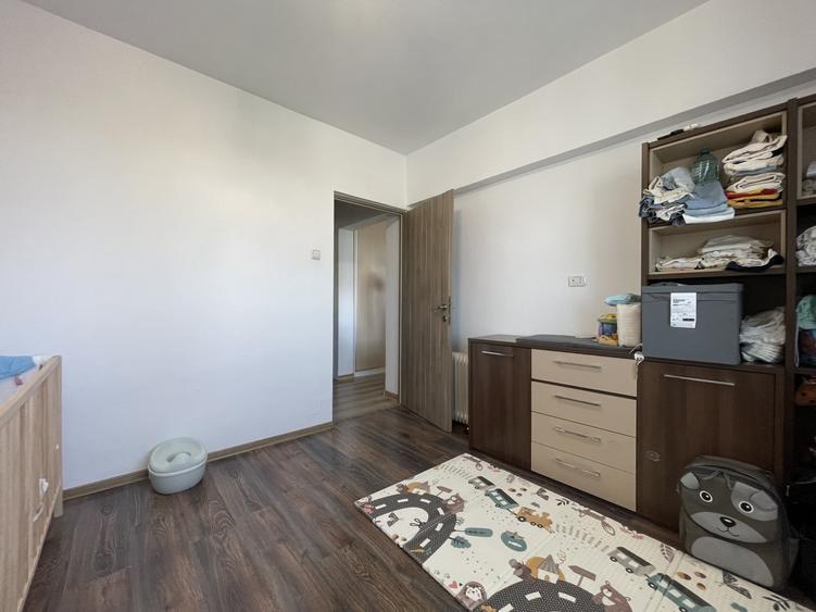 Apartament cu 3 camere decomandat, mobilat în Berceni
