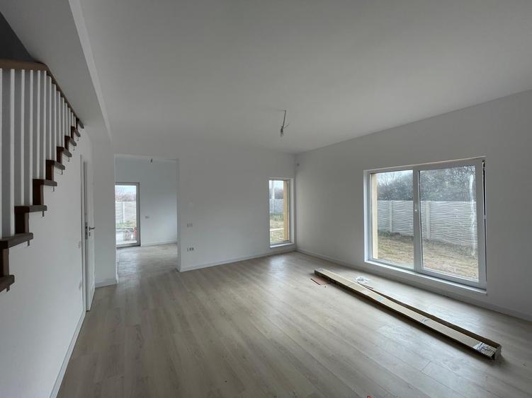 Duplex cu 5 camere cu Canalizare în Ghiroda