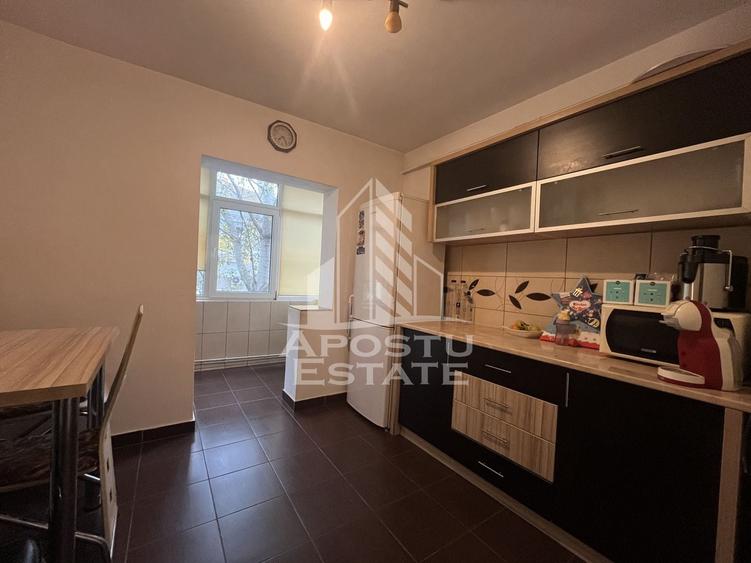 Apartament cu 3 camere decomandat, mobilat în Soarelui
