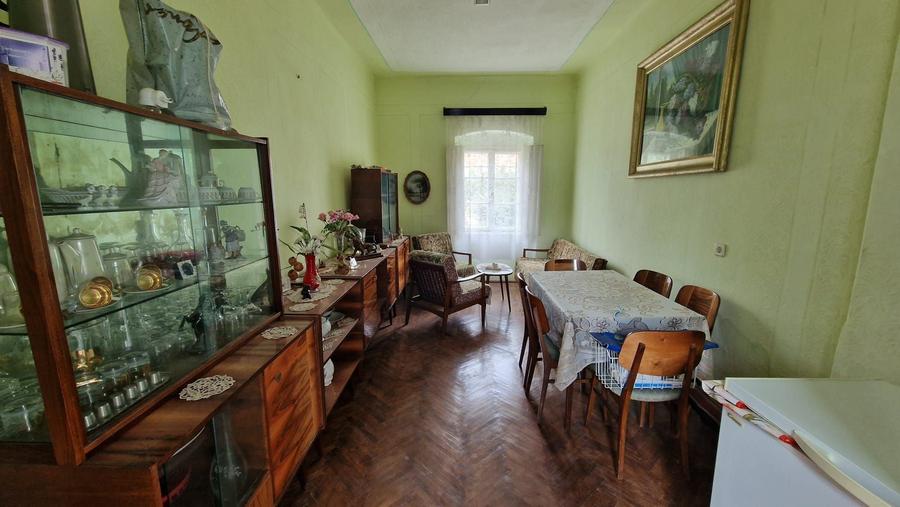 Casă cu 8 camere cu Teren 3651 Mp în Giulvăz