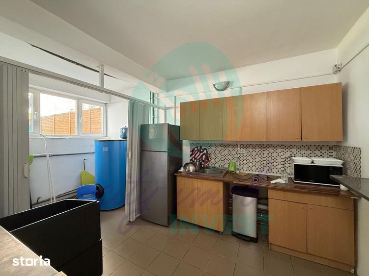 Casă cu 8 camere cu Teren 300 Mp în Moșilor