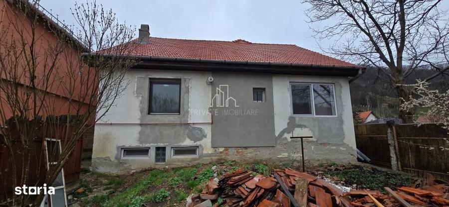 Casă cu 2 camere decomandat în Angofa