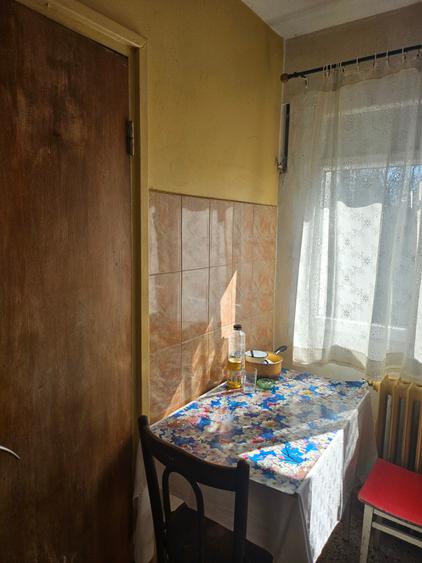 Apartament cu 3 camere semidecomandat în Titan