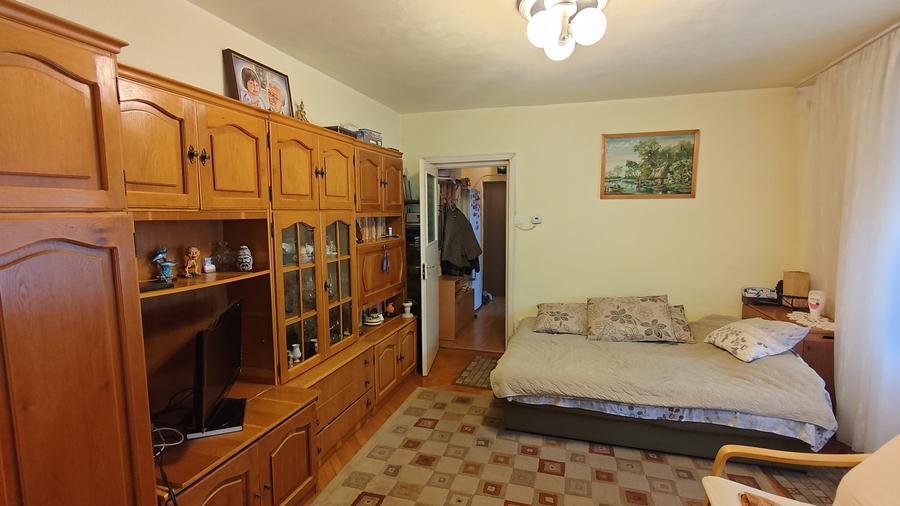 Apartament cu 3 camere semidecomandat, mobilat în Cedonia