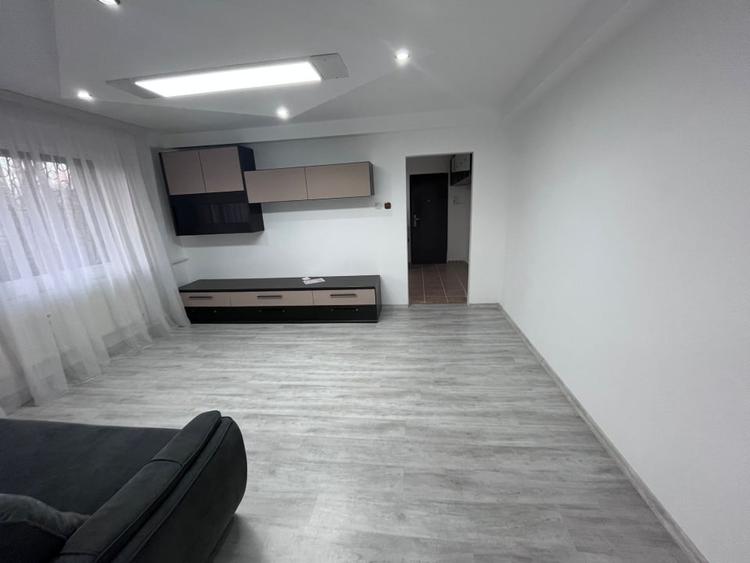 Apartament cu 3 camere semidecomandat, mobilat în Central