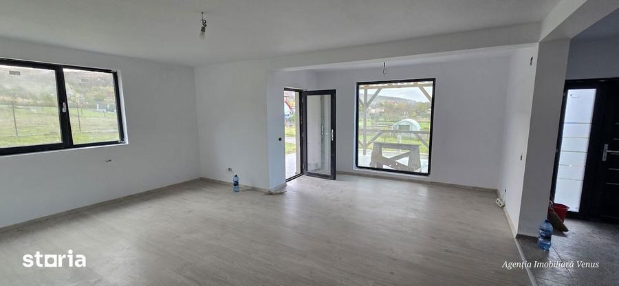 Casă cu 5 camere cu Teren 1000 Mp în Mihai Eminescu