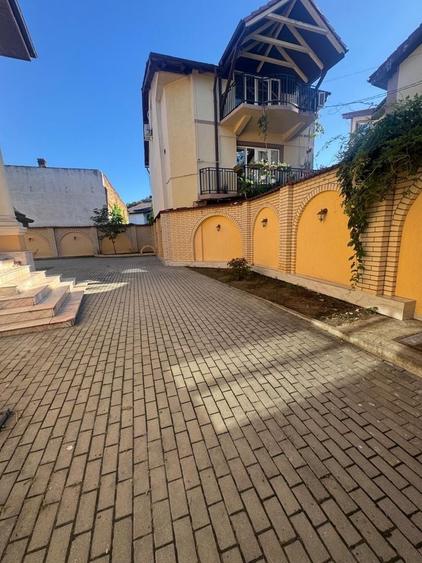 Casă cu 4 camere cu Teren 600 Mp în Central