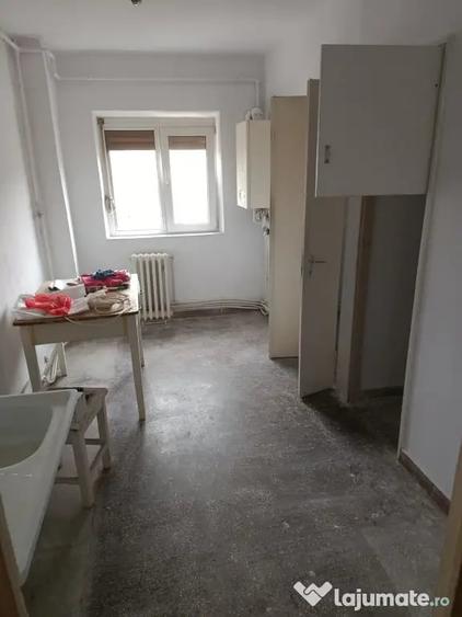 Apartament cu 3 camere decomandat în Decebal