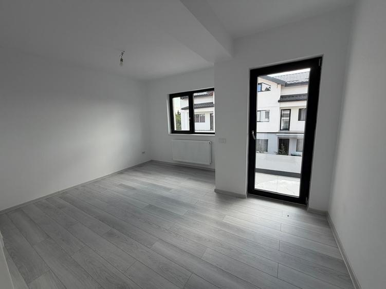 Duplex cu 7 camere cu Canalizare în Popești-Leordeni