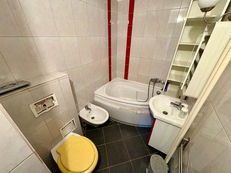 Apartament cu 3 camere semidecomandat în P-ța Reșița