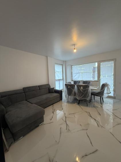 Apartament cu 3 camere semidecomandat în Florești