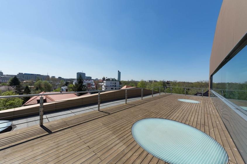 Casă individuală cu 15 camere cu Canalizare în Aviatorilor