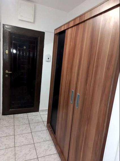 Garsonieră decomandată în Precista