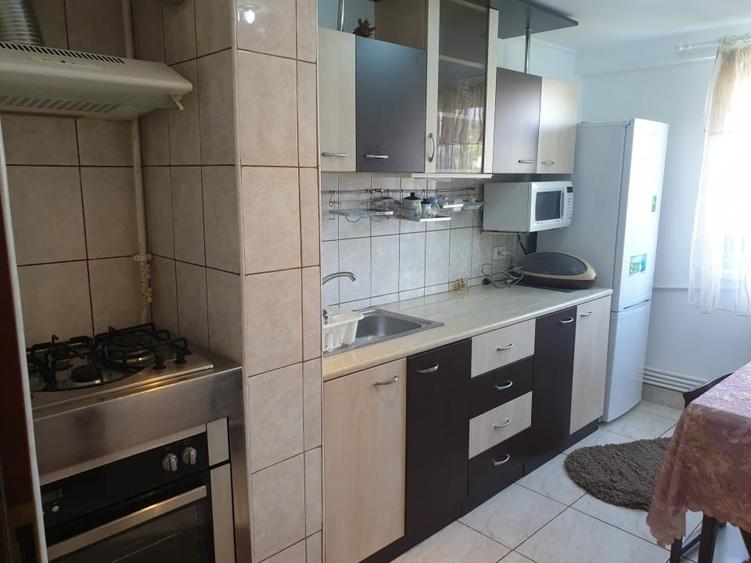 Apartament cu 3 camere decomandat, mobilat în Central