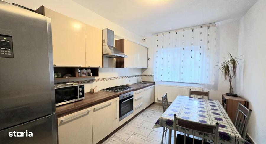 Casă cu 4 camere decomandat în Central