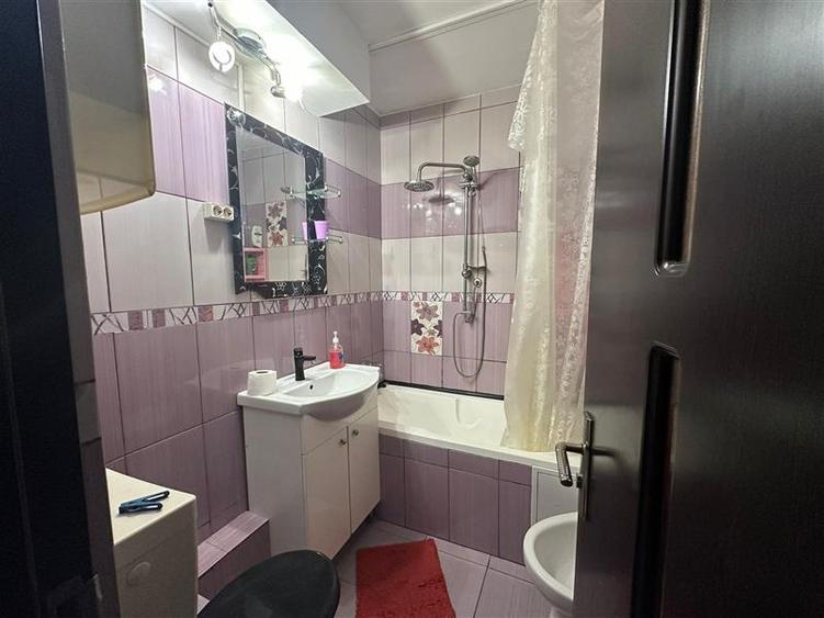 Apartament cu 3 camere semidecomandat, mobilat în Podu Roș