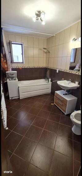 Apartament cu 3 camere semidecomandat în Florești