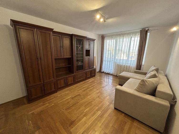 Apartament cu 2 camere semidecomandat, mobilat în Central