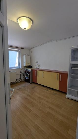 Apartament cu 3 camere semidecomandat în Mihai Bravu