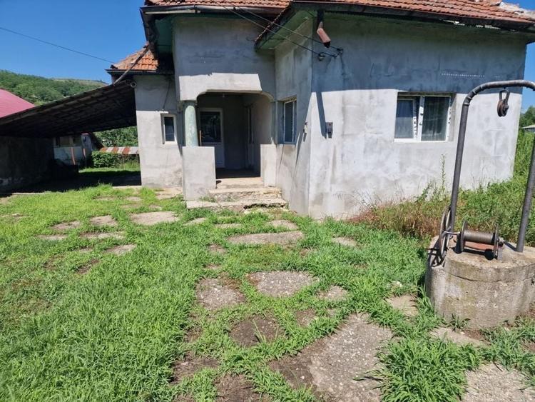 Casă individuală cu 4 camere cu Canalizare în Călinești