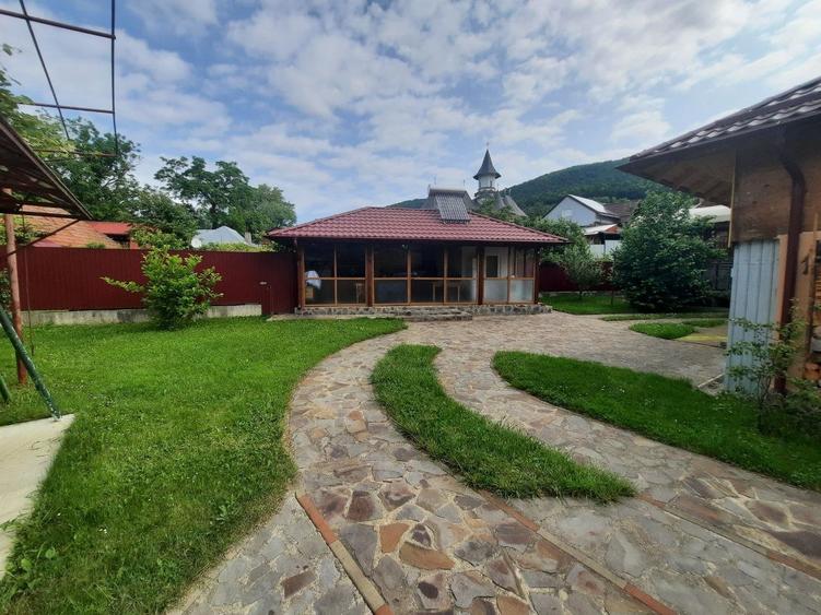 Casă individuală cu 7 camere cu Garaj în Alexandru cel Bun